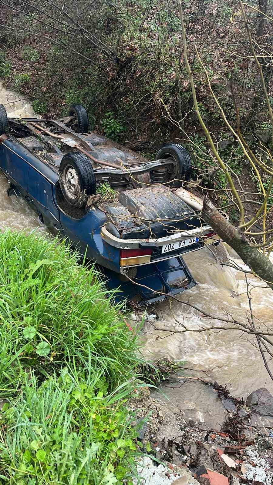 SINDIRGI İLÇESİNDE DERE İÇERİSİNDE TERS DÖNMÜŞ OTOMOBİL VE 50 METRE İLERİSİNDE BİR ERKEK CESEDİ...