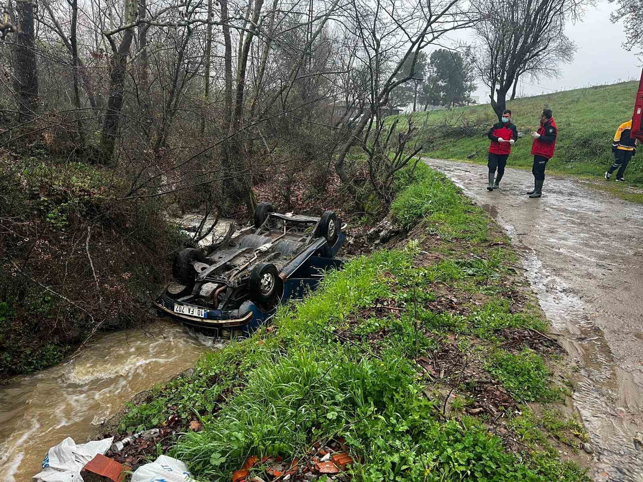 SINDIRGI İLÇESİNDE DERE İÇERİSİNDE TERS DÖNMÜŞ OTOMOBİL VE 50 METRE İLERİSİNDE BİR ERKEK CESEDİ...