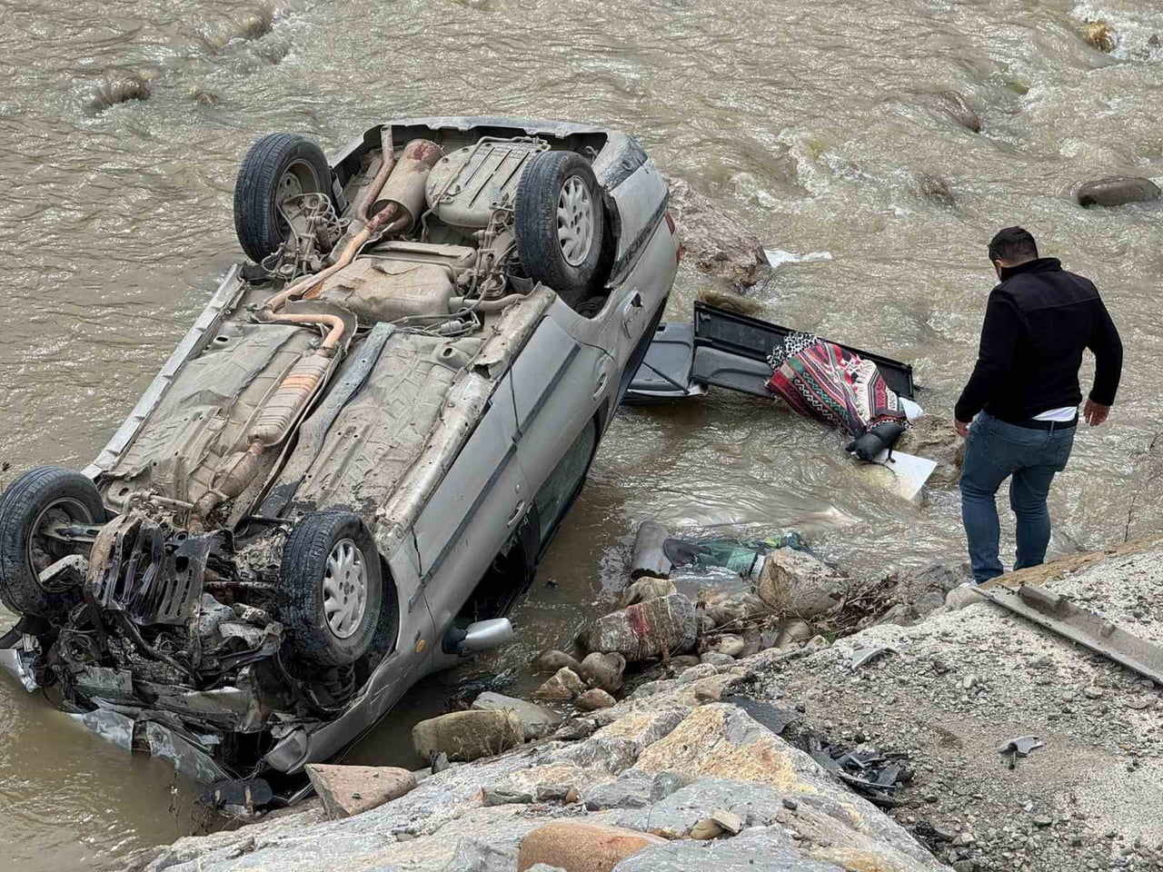 SİNOP’UN AYANCIK İLÇESİNDE OTOMOBİLİN IRMAĞA UÇTUĞU KAZADA SÜRÜCÜ YARALANDI.