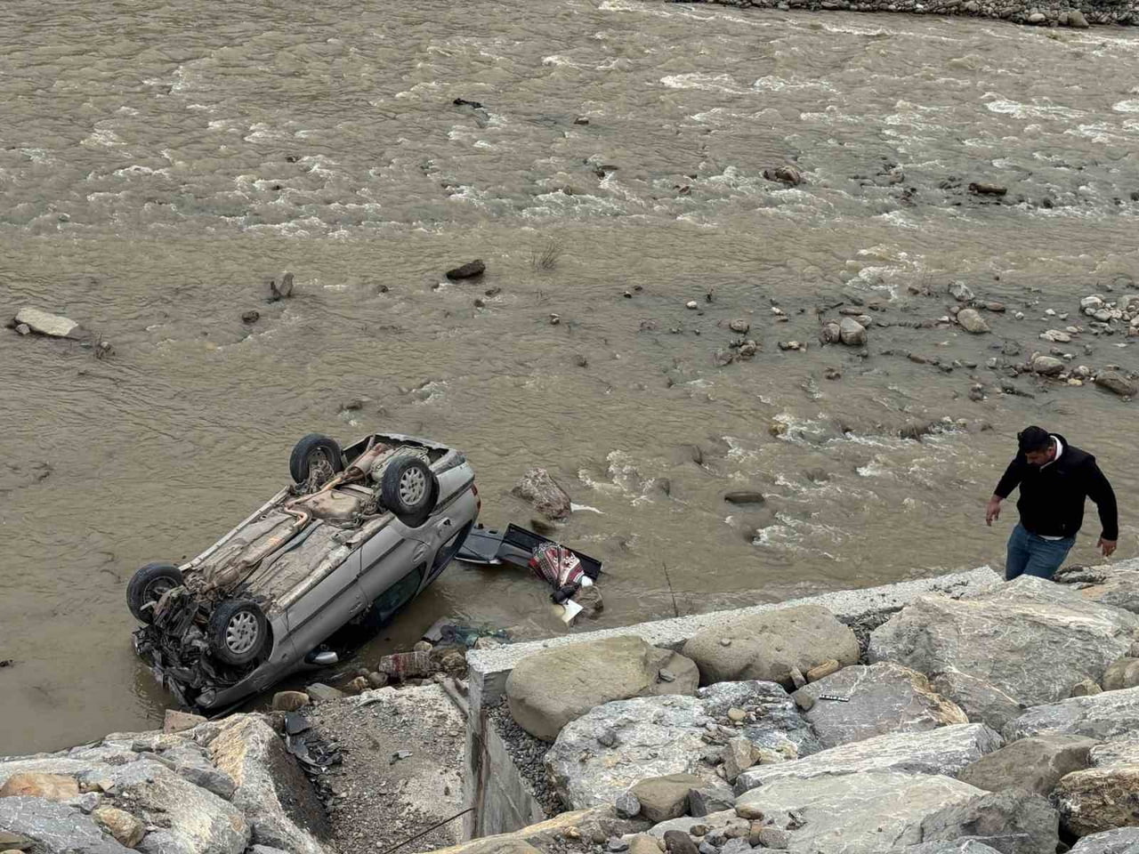 SİNOP’UN AYANCIK İLÇESİNDE OTOMOBİLİN IRMAĞA UÇTUĞU KAZADA SÜRÜCÜ YARALANDI.