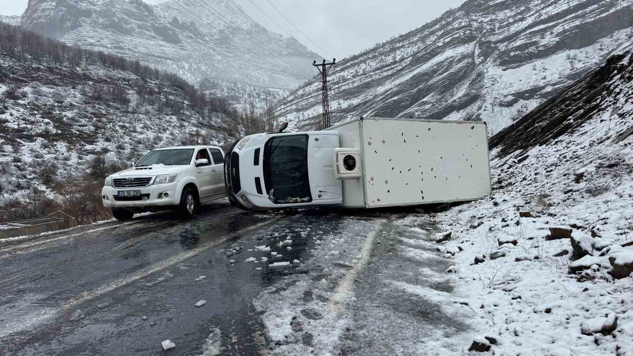 ŞIRNAK'IN BEYTÜŞŞEBAP İLÇESİNDE KAMYONETİN DEVRİLMESİ SONUCU SÜRÜCÜ YARALANDI.