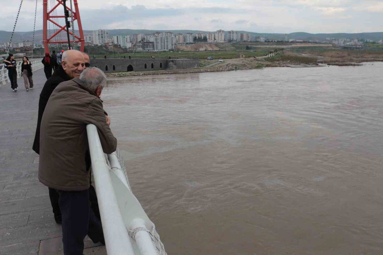 ŞIRNAK'IN CİZRE İLÇESİNDE PETROL BORU HATTINDAKİ SIZINTI DİCLE NEHRİNE KARIŞTI. MEYDANA GELEN...