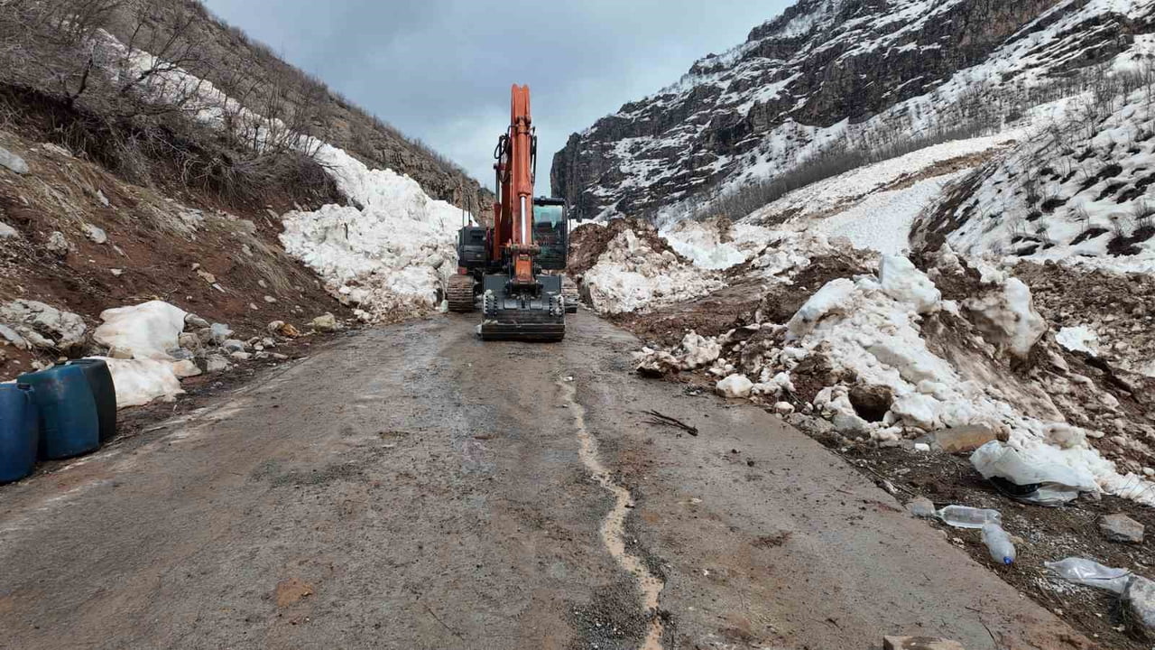 ŞIRNAK'TA ÇOCUKLARDAN ALKIŞLANACAK DAVRANIŞ. OKULA GİTMEK İÇİN KAPANAN YOLLARINDA ÇALIŞAN EKİPLERE...