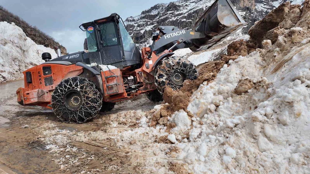 ŞIRNAK'TA ÇOCUKLARDAN ALKIŞLANACAK DAVRANIŞ. OKULA GİTMEK İÇİN KAPANAN YOLLARINDA ÇALIŞAN EKİPLERE...