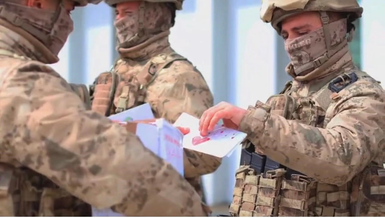 ŞIRNAK'TA VATANİ GÖREVLERİNİ YAPAN MEHMETÇİĞE SAMSUN'DAN ÖĞRENCİLERİN YAZDIĞI MEKTUPLAR...