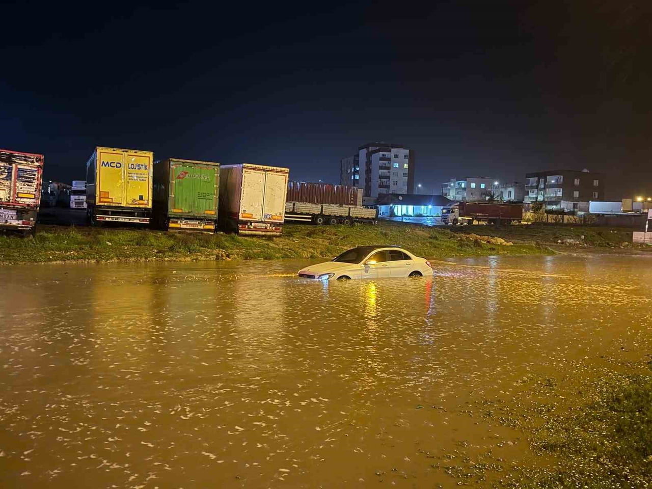 ŞIRNAK’IN CİZRE İLÇESİNDE GECE SAATLERİNDE ANİDEN BASTIRAN ŞİDDETLİ SAĞANAK YAĞIŞ HAYATI FELÇ...