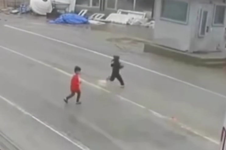 ŞIRNAK’IN KASRİK BELDESİ’NDE YOL FIRLAYAN ÇOCUKLARDAN BİRİ, SÜRÜCÜNÜN MANEVRASIYLA ÖLÜMDEN...