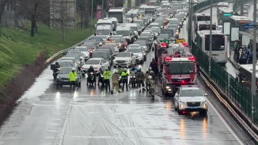 Şişli'de metrobüsün motor kısmında yangın çıktı