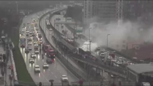 Şişli'de metrobüsün motor kısmında yangın çıktı