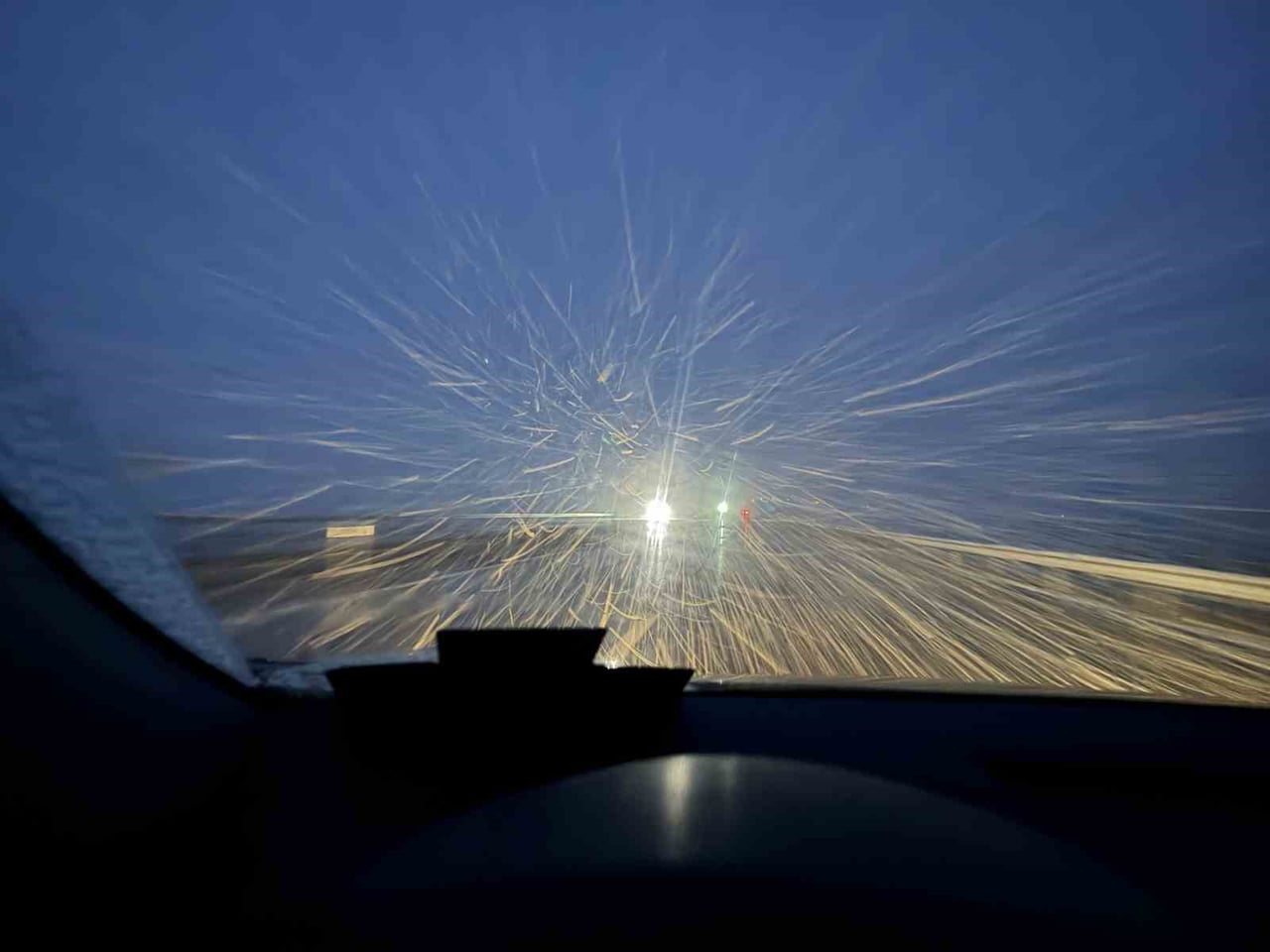 SİVAS’TA AKŞAM SAATLERİNDE ANİDEN DÜŞEN HAVA SICAKLIKLARIYLA BİRLİKTE GÜRÜN-ULAŞ KARAYOLUNDA KAR...