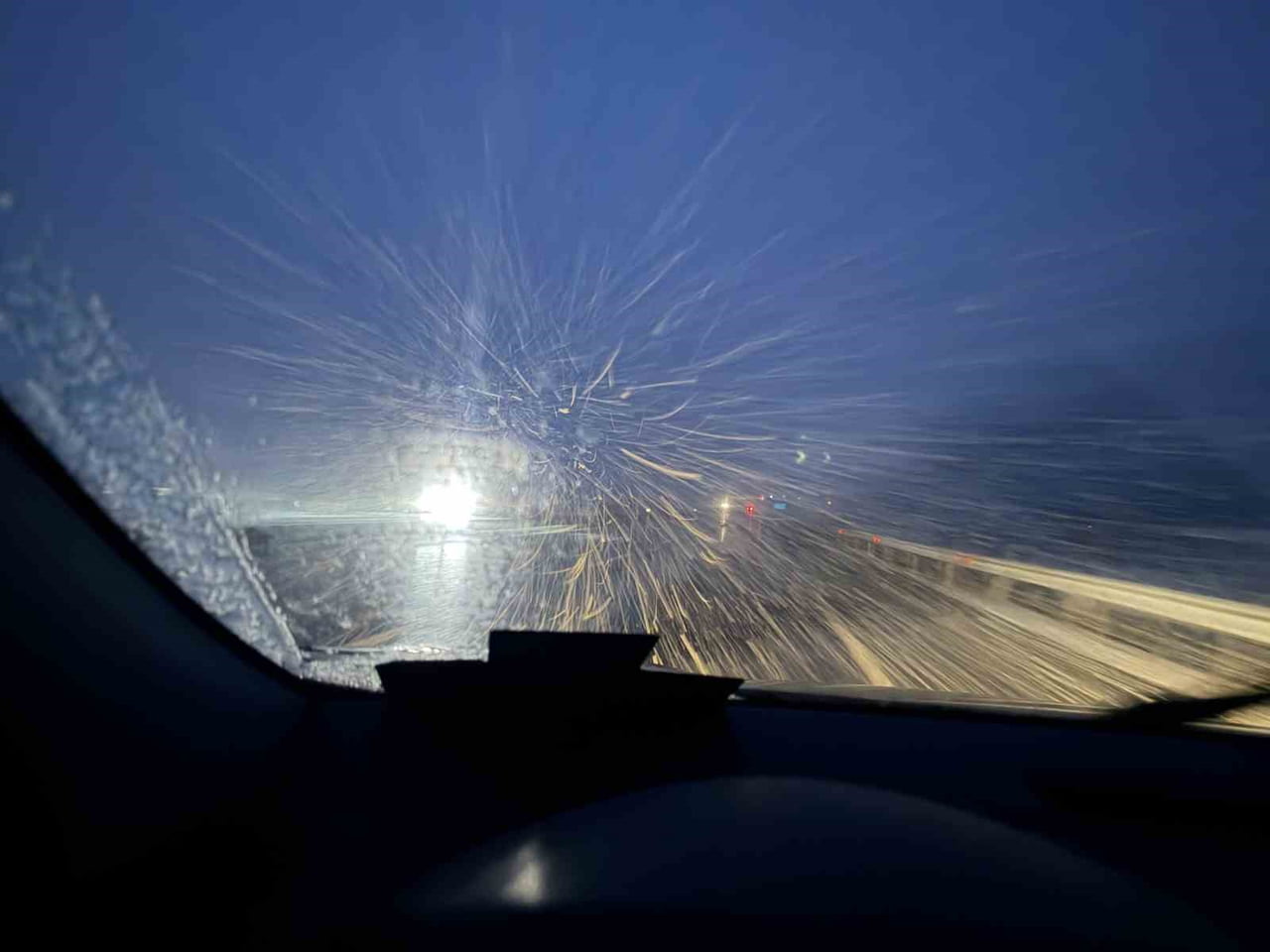 SİVAS’TA AKŞAM SAATLERİNDE ANİDEN DÜŞEN HAVA SICAKLIKLARIYLA BİRLİKTE GÜRÜN-ULAŞ KARAYOLUNDA KAR...