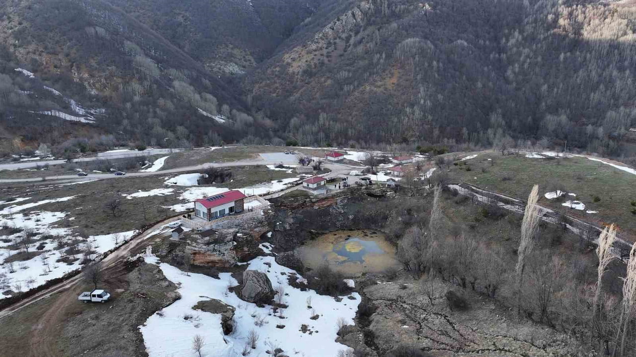 SİVAS’TA YER ALAN VE HER MEVSİM FARKLI BİR MANZARA SUNAN DİPSİZ GÖL ŞELALESİ’NDEKİ YAPILARIN...