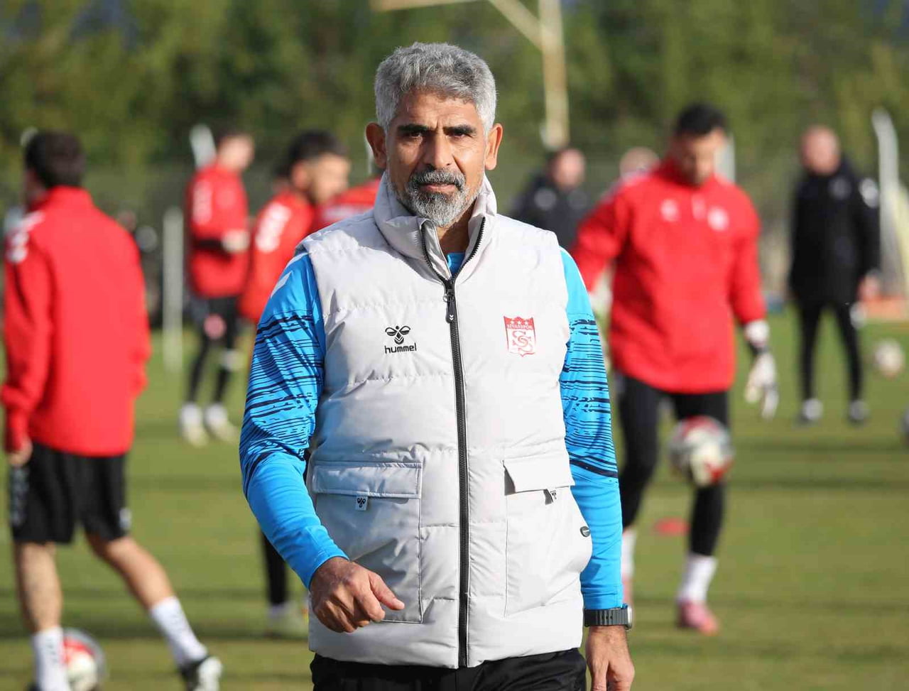 SİVASSPOR TEKNİK DİREKTÖRÜ İSMET TAŞDEMİR, ANTRENMAN ÖNCESİ BASIN MENSUPLARININ SORULARINI...