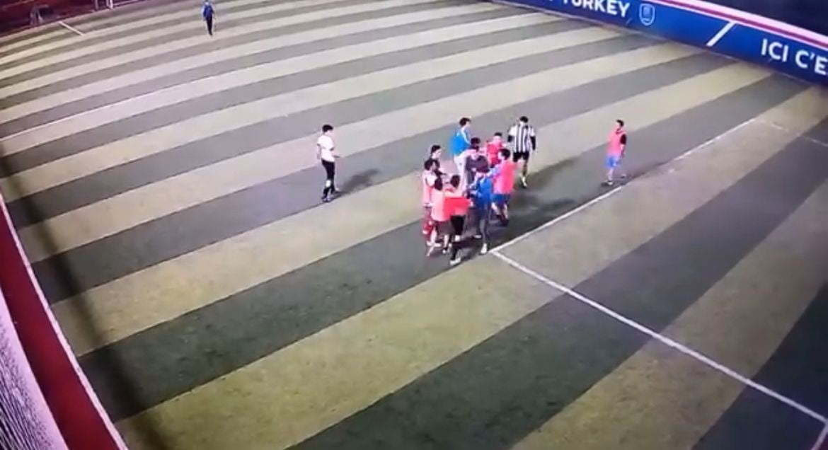 STRES ATMAK İÇİN GİTTİKLERİ HALISAHA MAÇINDA YUMRUKLAR KONUŞTU