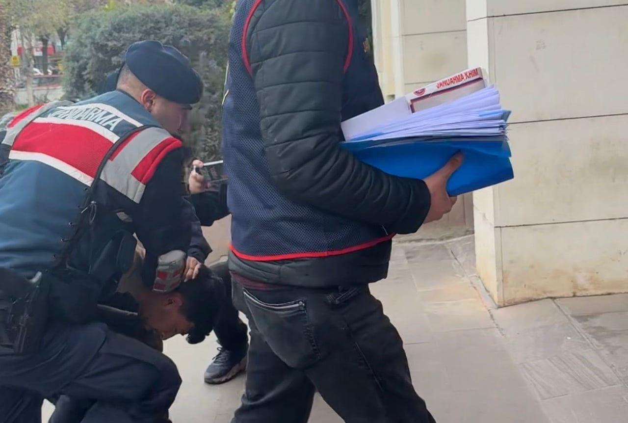 ŞÜPHELİ, GENİŞ GÜVENLİK ÖNLEMLERİ ALTINDA TURGUTLU ADLİYESİ'NE SEVK EDİLDİ.