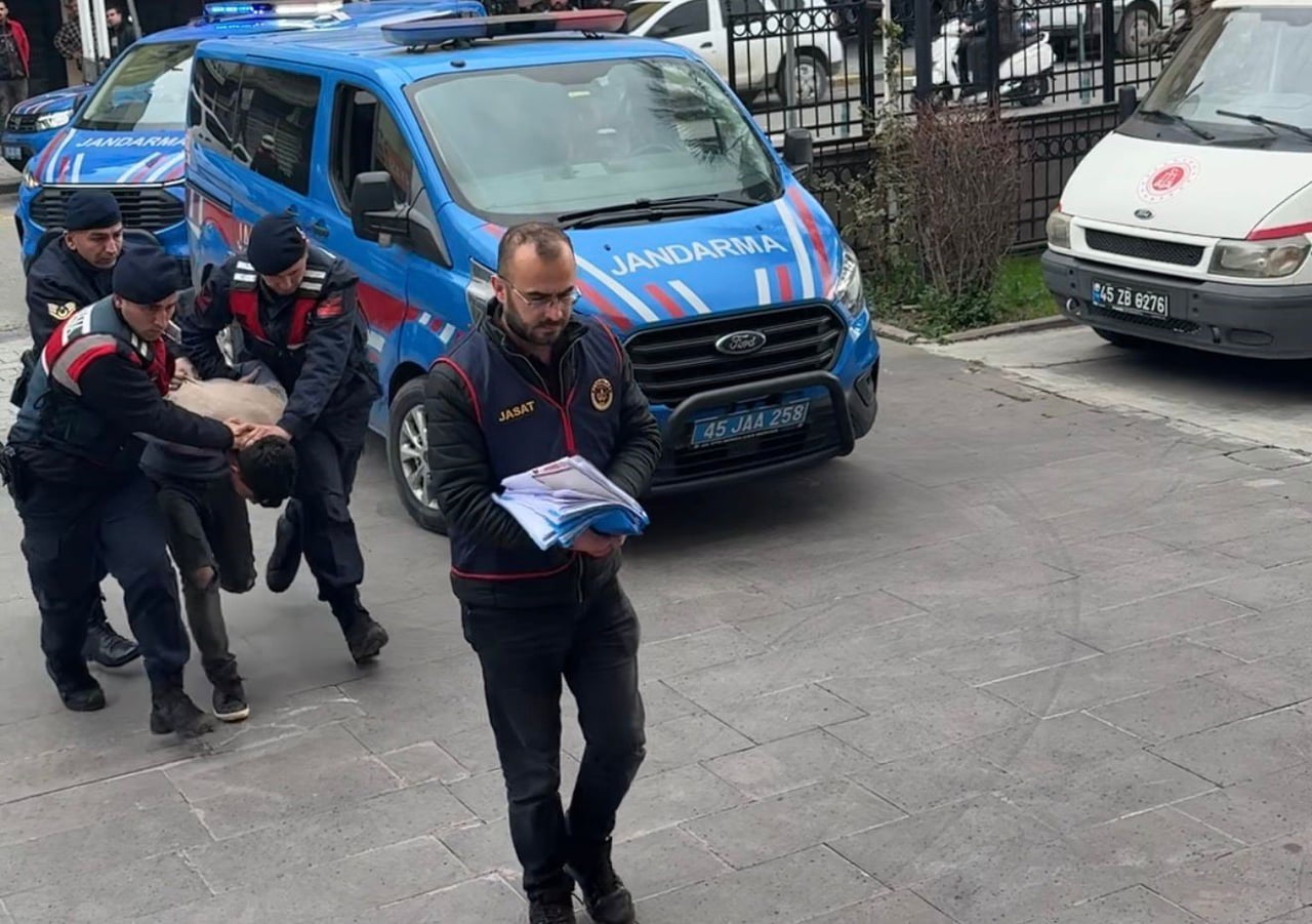 ŞÜPHELİ, GENİŞ GÜVENLİK ÖNLEMLERİ ALTINDA TURGUTLU ADLİYESİ'NE SEVK EDİLDİ.