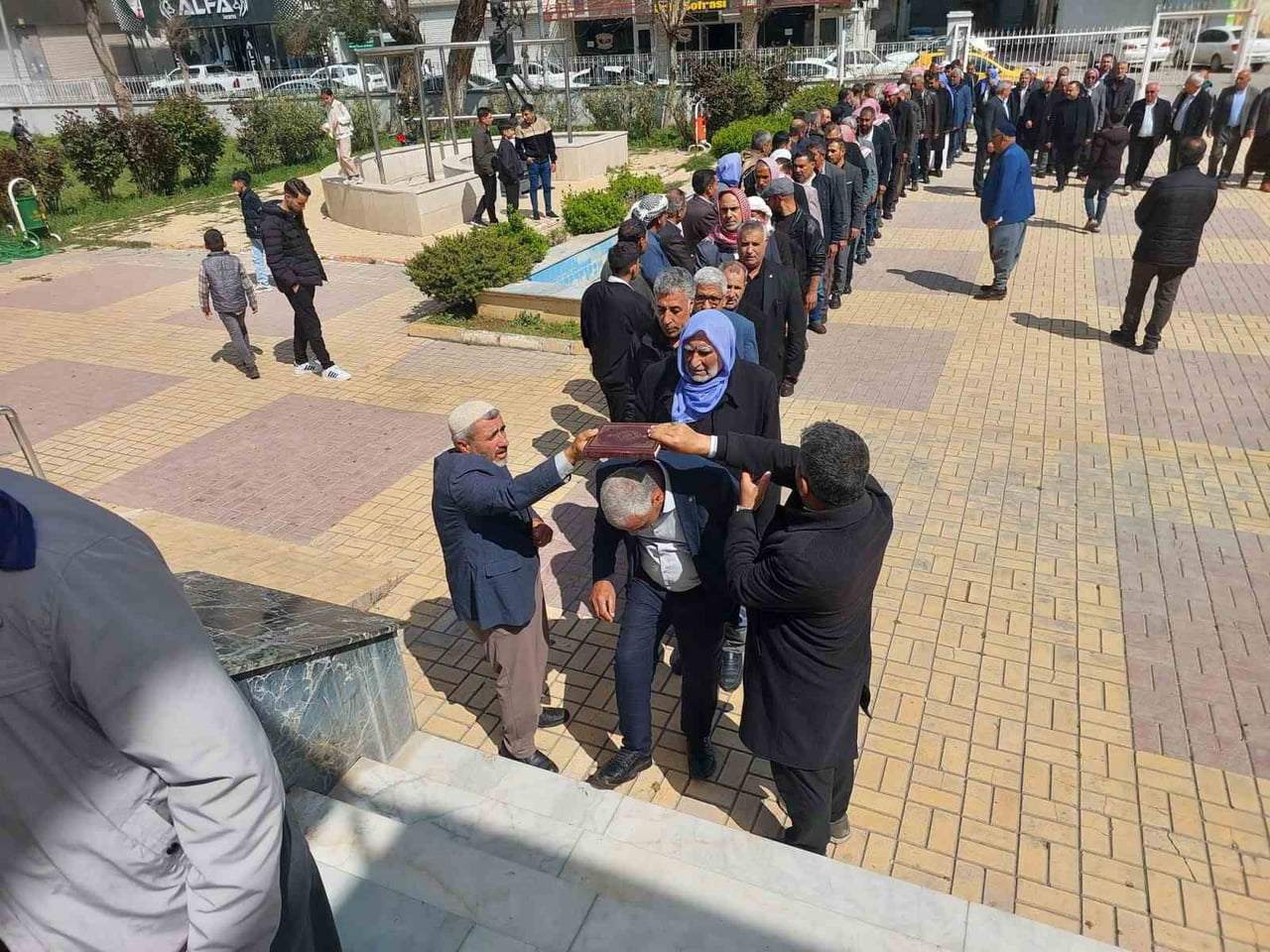 TARAFLAR, VİRANŞEHİR KÜLTÜR VE SANAT MERKEZİNDE DÜZENLENEN BARIŞ TÖRENİNDE BİR ARAYA...