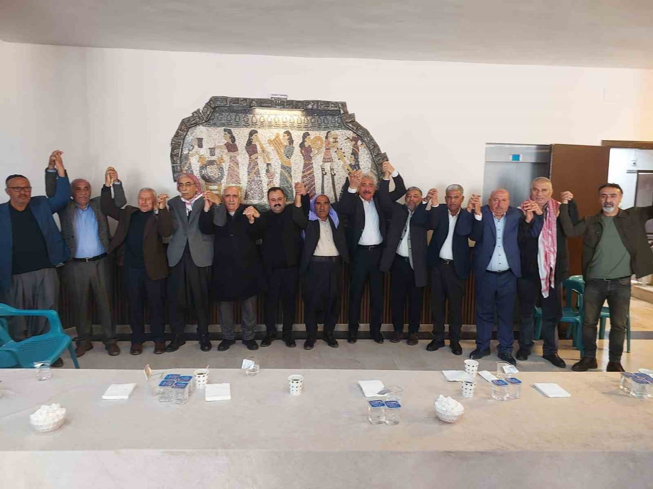 TARAFLAR, VİRANŞEHİR KÜLTÜR VE SANAT MERKEZİNDE DÜZENLENEN BARIŞ TÖRENİNDE BİR ARAYA...