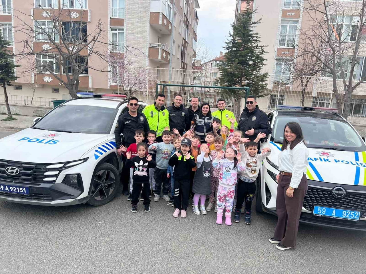 TEKİRDAĞ'IN KAPAKLI İLÇESİNDE DÜZENLENEN ETKİNLİKTE ANAOKULU ÖĞRENCİLERİNE POLİSLİK MESLEĞİ...