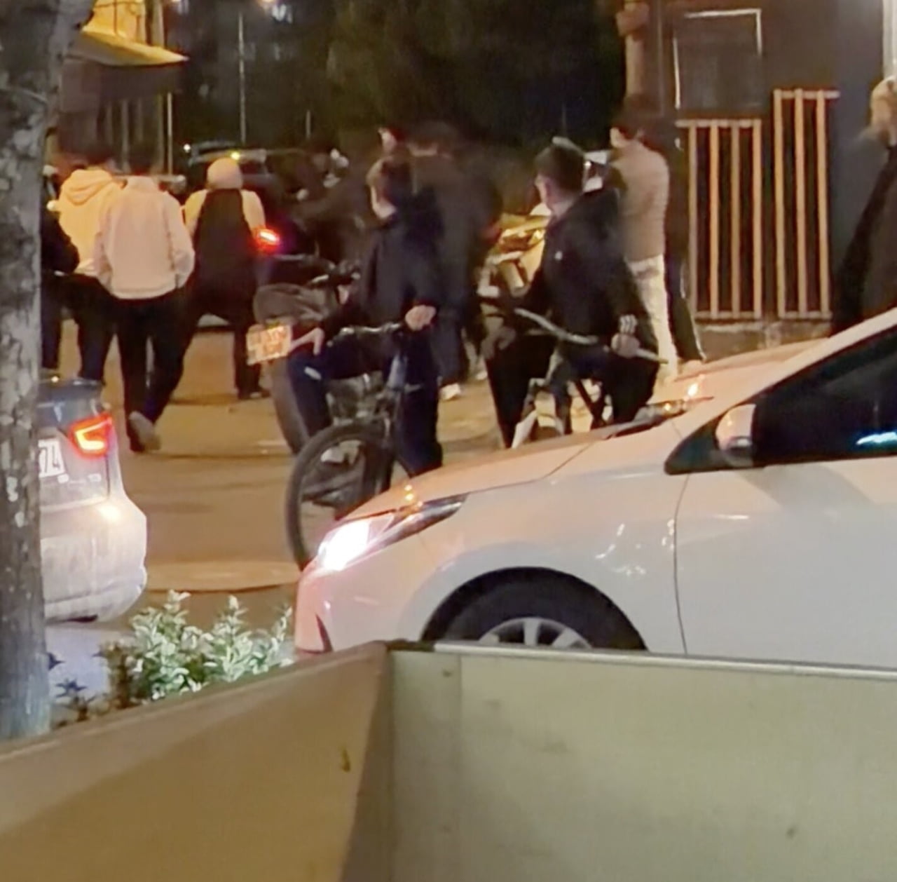 TEKİRDAĞ'IN KAPAKLI İLÇESİNDE İKİ GRUP GENÇ ARASINDA ÇIKAN TARTIŞMA TAŞLI SOPALI KAVGAYA...