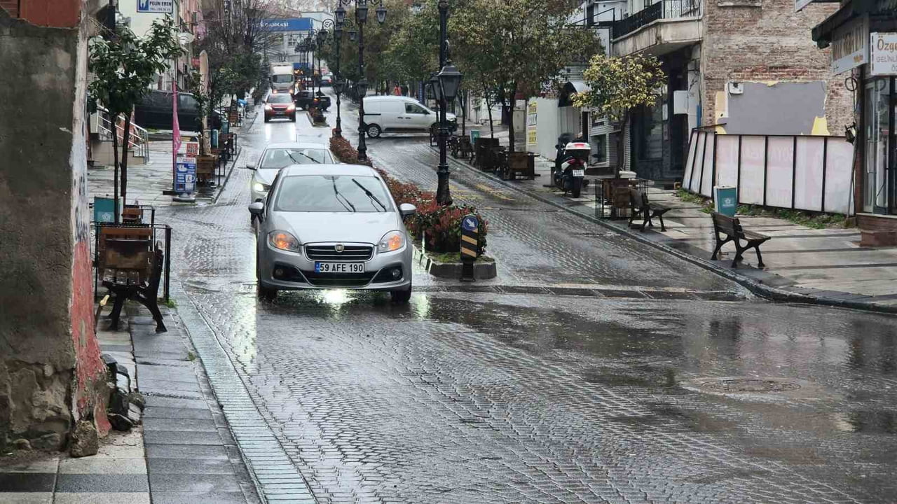 TEKİRDAĞ'IN SÜLEYMANPAŞA İLÇESİNDE DÜN GECE BAŞLAYAN SAĞANAK YAĞIŞIN ARDINDAN CADDE VE SOKAKLARDA...