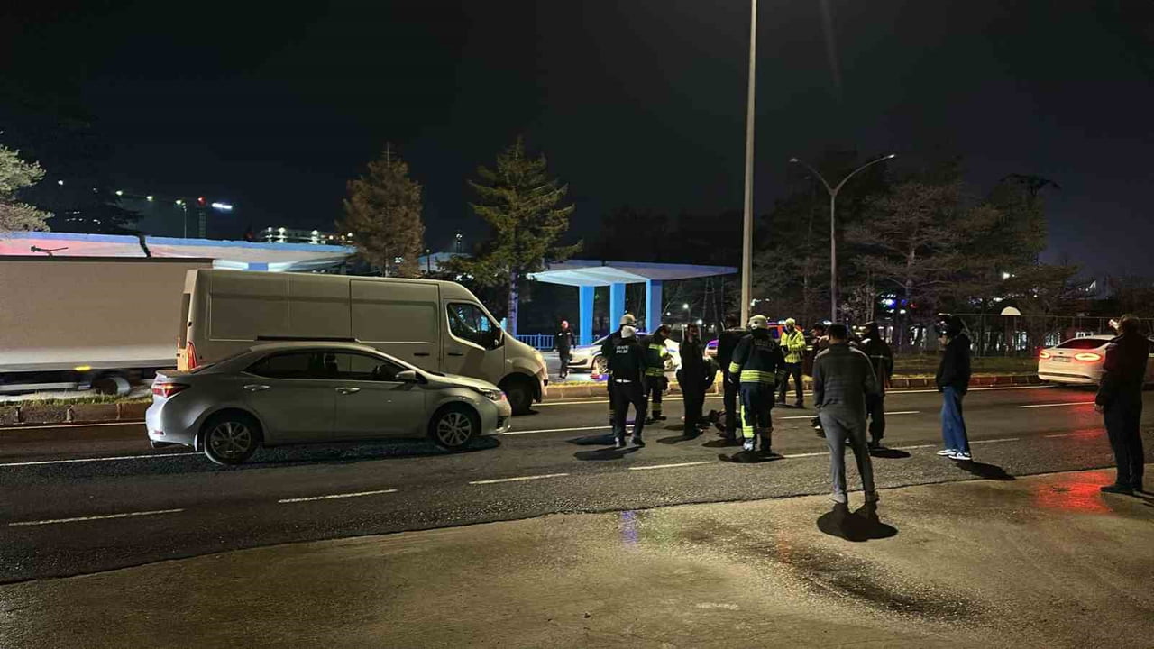 TEKİRDAĞ’IN ÇERKEZKÖY İLÇESİNDE AKAN TRAFİKTE BİR OTOMOBİLİN ÖNÜNE ATLAYAN 31 YAŞINDAKİ S.Y....