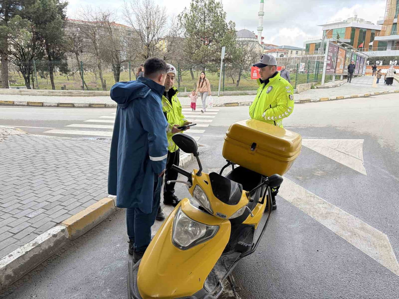 TEKİRDAĞ’IN KAPAKLI İLÇESİNDE KASKLARIN KAFASINA GÖRE OLMADIĞINI SÖYLEYEN MOTOSİKLET SÜRÜCÜSÜ...