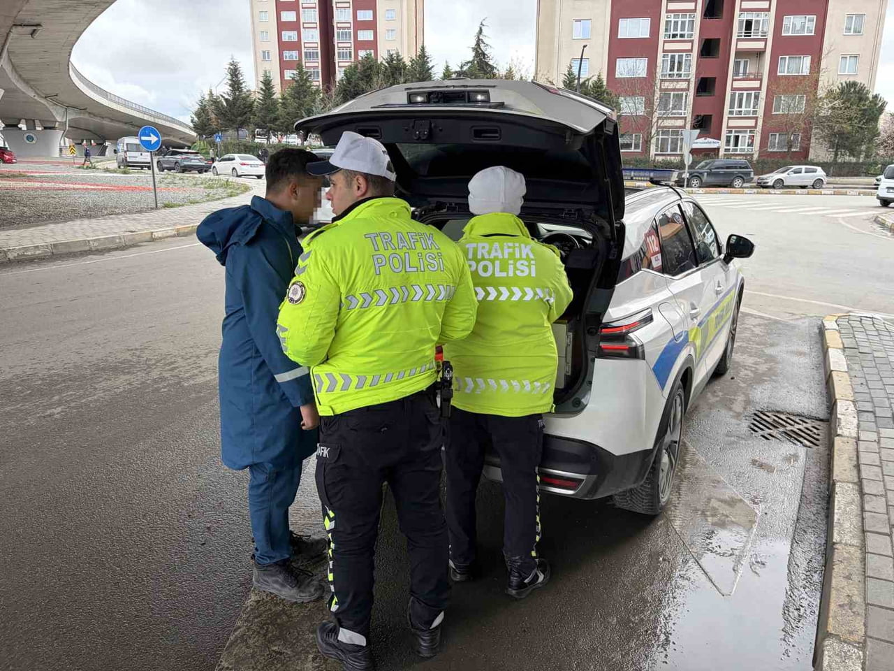 TEKİRDAĞ’IN KAPAKLI İLÇESİNDE KASKLARIN KAFASINA GÖRE OLMADIĞINI SÖYLEYEN MOTOSİKLET SÜRÜCÜSÜ...