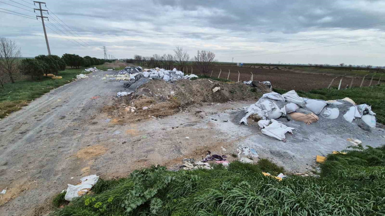 TEKİRDAĞ’IN MURATLI İLÇESİNE BAĞLI BALLIHOCA MAHALLESİ’NDE MERAYA VE YOL KENARLARINA TONLARCA ATIK...