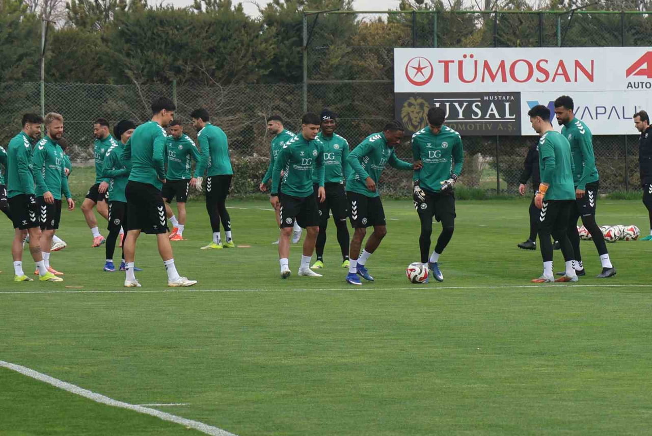 TEKNİK DİREKTÖR İLHAN PALUT YÖNETİMİNDE GERÇEKLEŞTİRİLEN İDMAN KOŞU VE ISINMA HAREKETLERİ İLE...