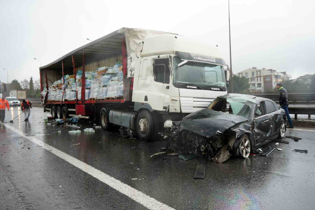 TEM OTOYOLU'NUN KOCAELİ GEÇİŞİNDE YAĞIŞ NEDENİYLE KAYGANLAŞAN YOLDA 6 ARACIN KARIŞTIĞI ZİNCİRLEME...