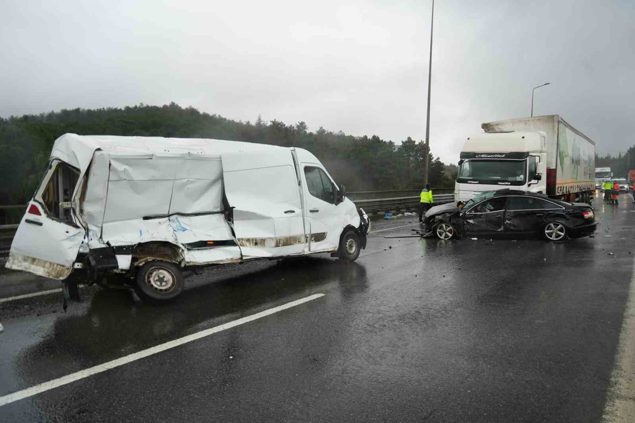 TEM OTOYOLU'NUN KOCAELİ GEÇİŞİNDE YAĞIŞ NEDENİYLE KAYGANLAŞAN YOLDA 6 ARACIN KARIŞTIĞI ZİNCİRLEME...