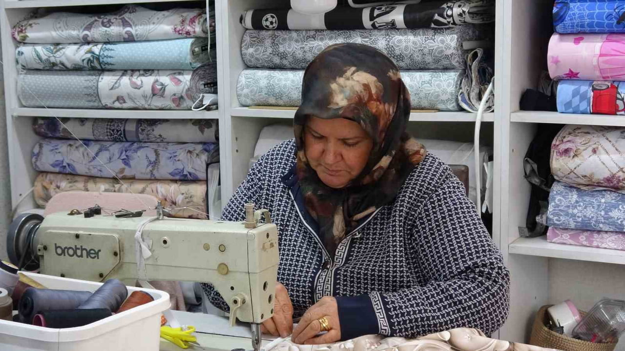 TERZİLİK YAPARAK 4 ÇOCUK BÜYÜTTÜĞÜNÜ BELİRTEN BOZKURT, "EMEKLERİM KENDİ ÇOCUKLARIMA GİTMESİ BENİ...