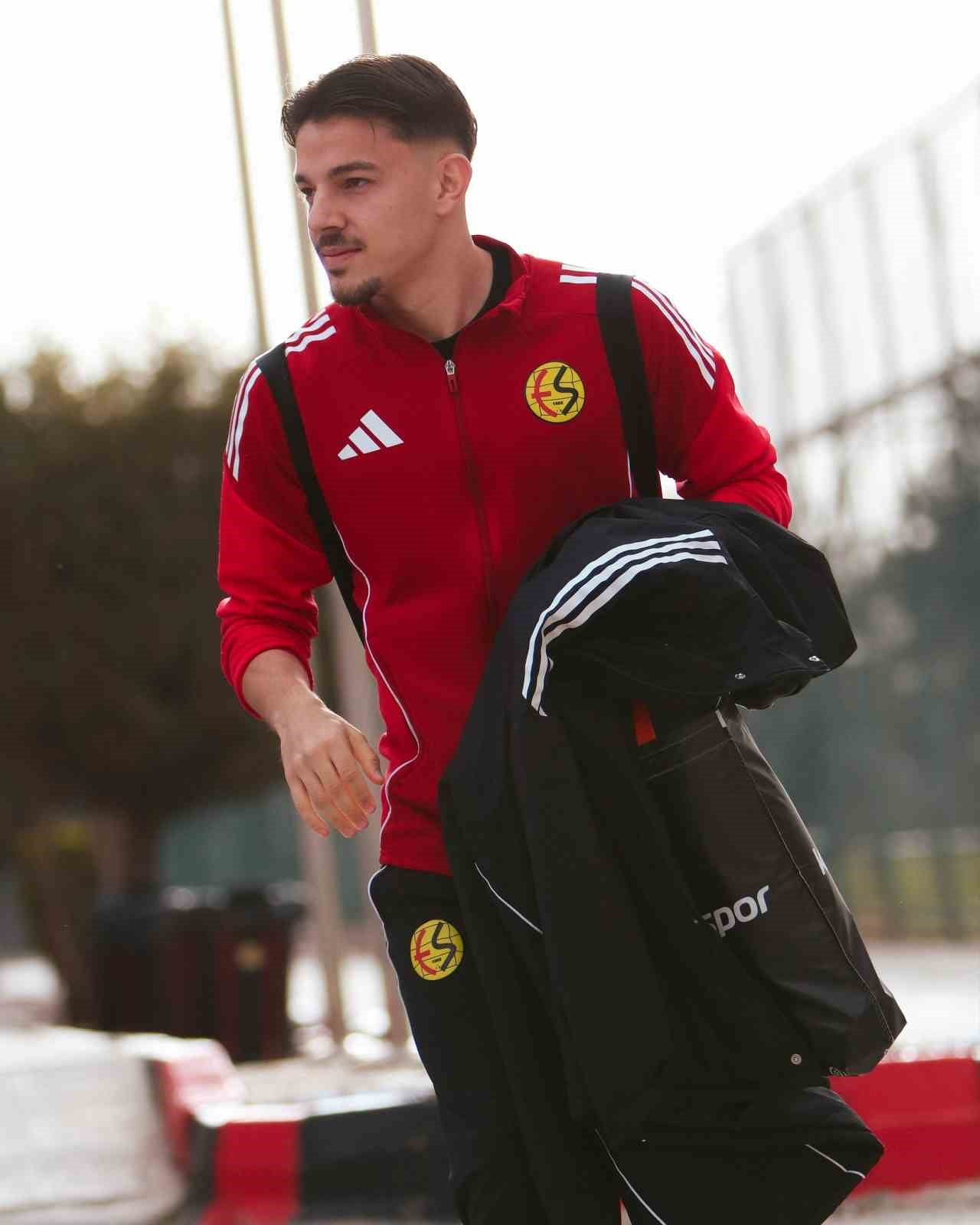 TFF 3. LİG'DE MÜCADELE EDEN ESKİŞEHİRSPOR, YARIN OYNANACAK KARŞIYAKA DEPLASMANI İÇİN YOLA...