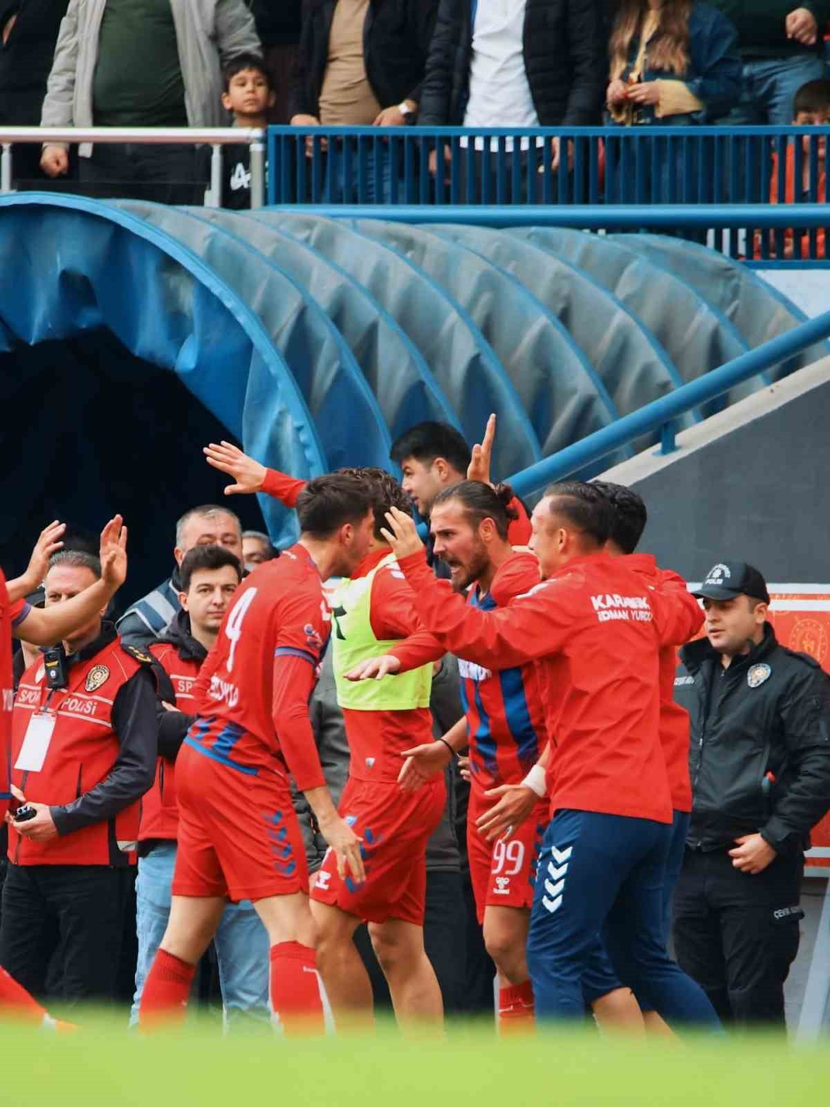 TFF 3. LİG 3. GRUP 27. HAFTASINDA KARABÜK İDMAN YURDU, EVİNDE KARŞILAŞTIĞI ARTVİN HOPASPOR'U 3-1...