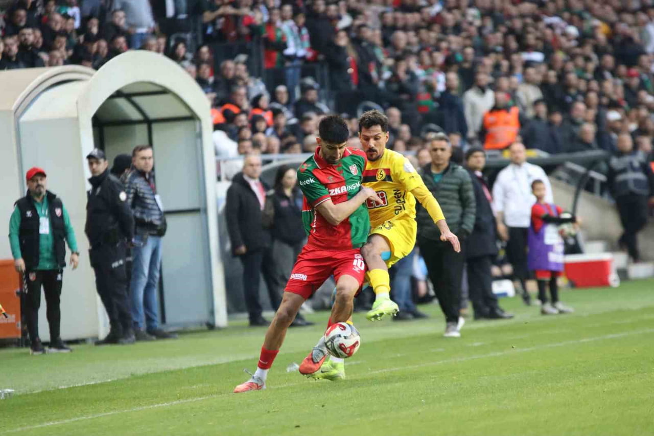 TFF 3. LİG 4. GRUP'UN 27. HAFTA MÜCADELESİNDE KARŞIYAKA, SAHASINDA ESKİŞEHİRSPOR İLE GOLSÜZ...