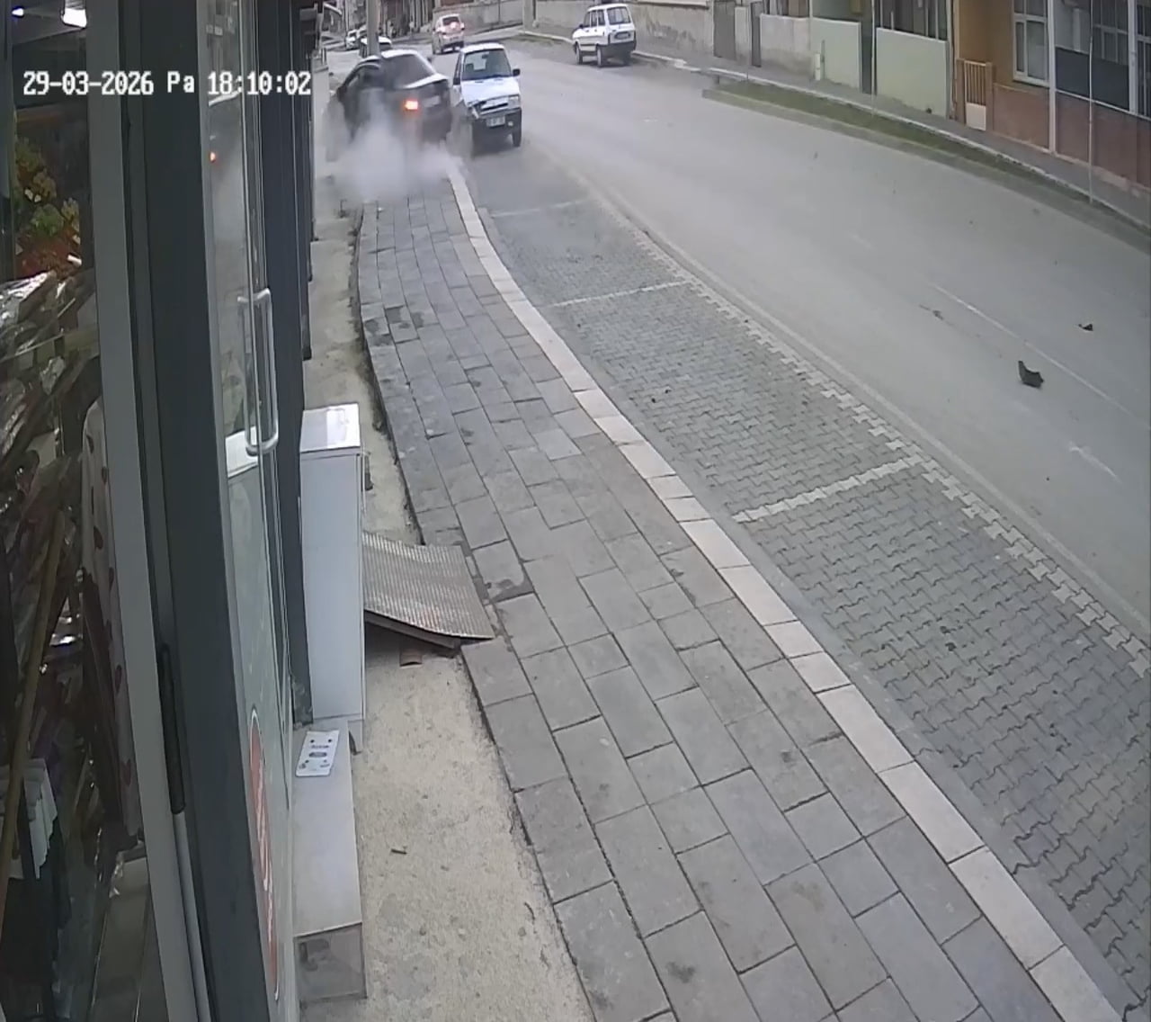 TOKAT’IN ERBAA İLÇESİNDE MEYDANA GELEN TRAFİK KAZASINDA KONTROLDEN ÇIKAN OTOMOBİL, İKİ ARACA...