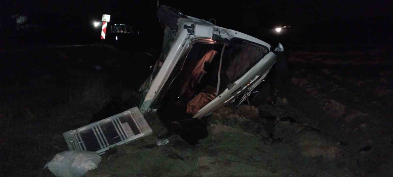 TOKAT’IN YEŞİLYURT İLÇESİNDE DEVRİLEN MİNİBÜSÜN ŞOFÖRÜ YARALANDI.