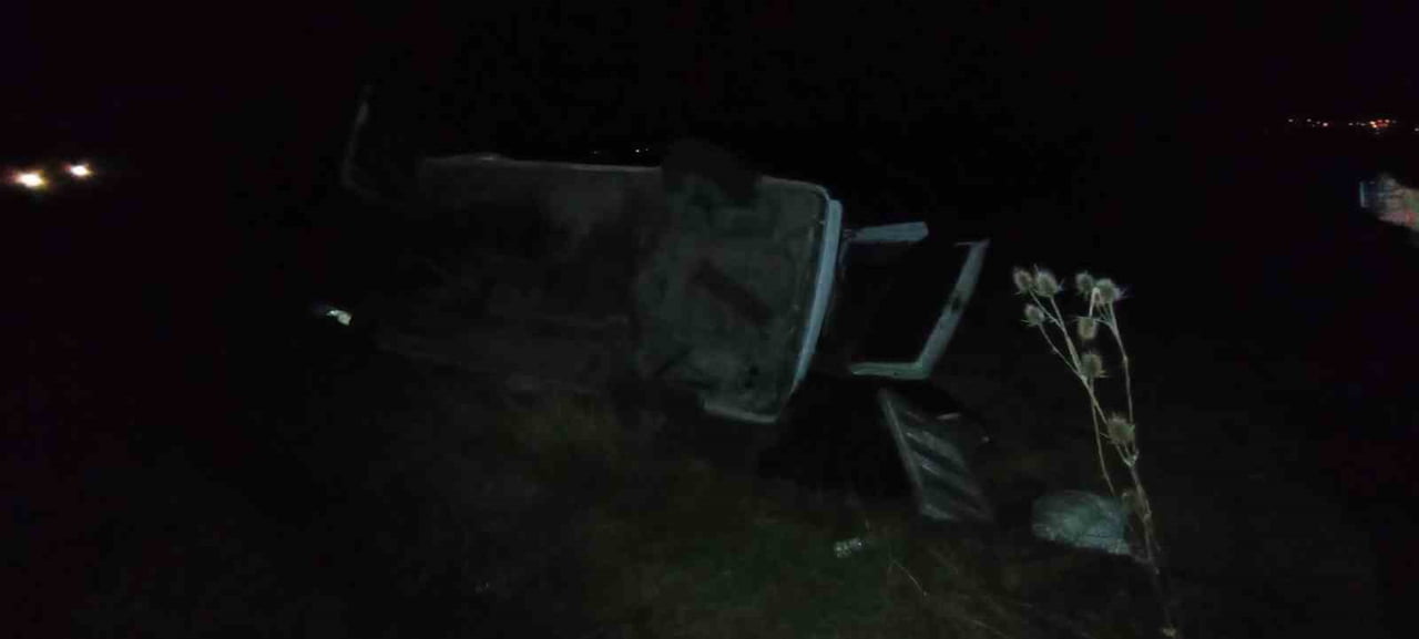 TOKAT’IN YEŞİLYURT İLÇESİNDE DEVRİLEN MİNİBÜSÜN ŞOFÖRÜ YARALANDI.