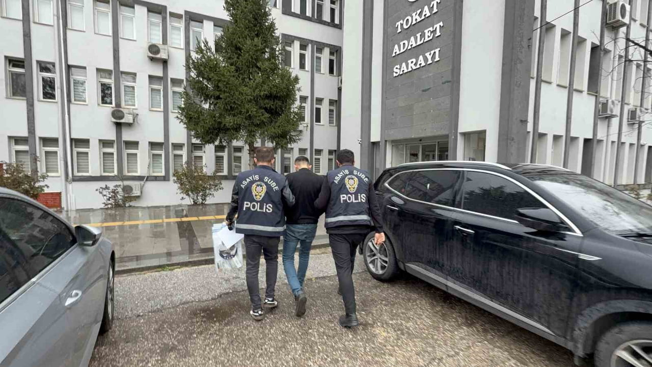 TOKAT’TA BİR KİŞİNİN YARALANDIĞI SİLAHLI KAVGAYLA BAĞLANTILI ÇOK SAYIDA SİLAH VE MÜHİMMAT ELE...