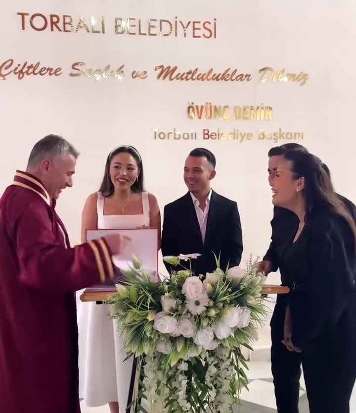 TORBALI İLÇESİNDE BİR NİKAH TÖRENİ SIRASINDA ŞAHİDİN YAPTIĞI "TANIMIYORUM" ŞAKASI ÜZERİNE NİKAH...