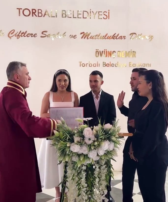 TORBALI İLÇESİNDE BİR NİKAH TÖRENİ SIRASINDA ŞAHİDİN YAPTIĞI "TANIMIYORUM" ŞAKASI ÜZERİNE NİKAH...