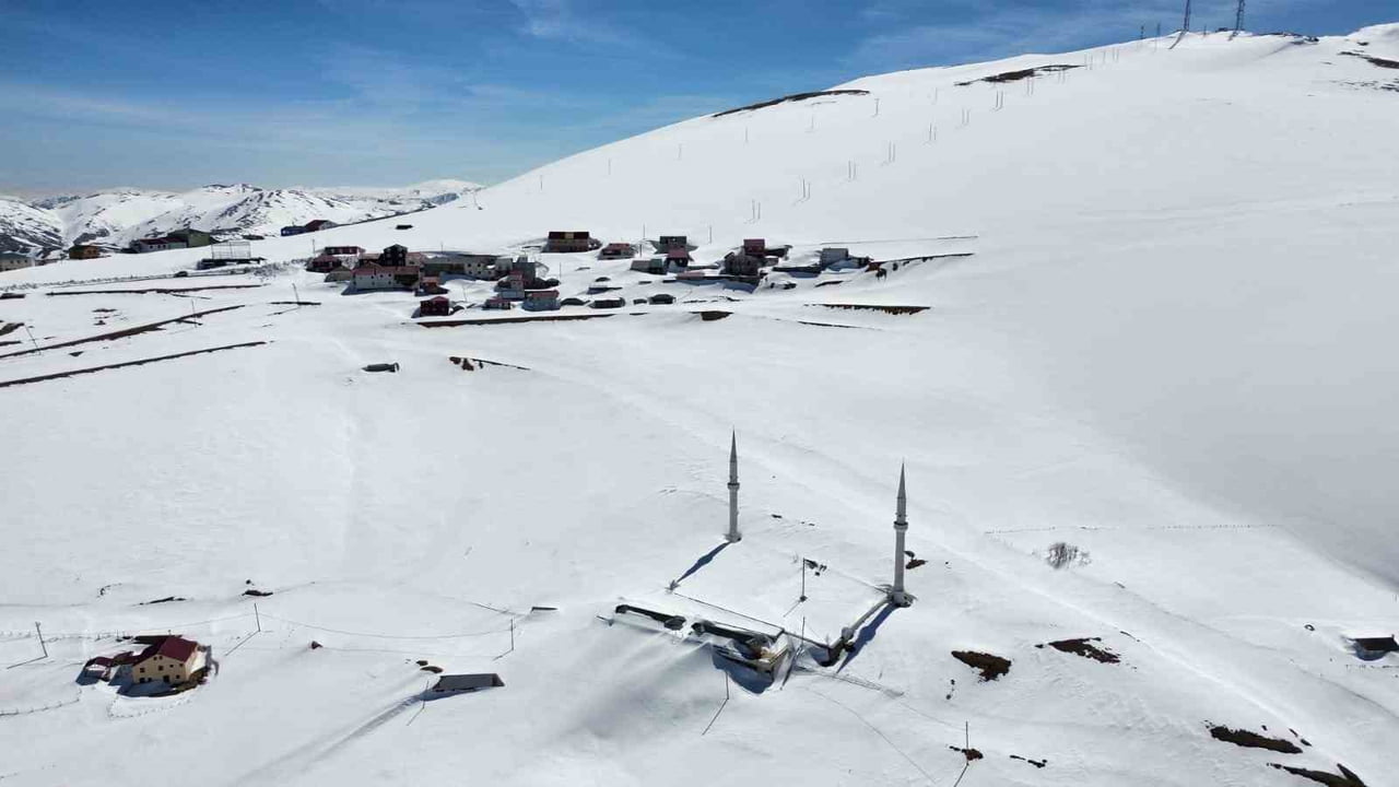 TRABZON İLE GÜMÜŞHANE SINIRINDA YER ALAN GÜMÜŞHANE’NİN KÜRTÜN İLÇESİ ÖZKÜRTÜN BELDESİ SINIRLARI...