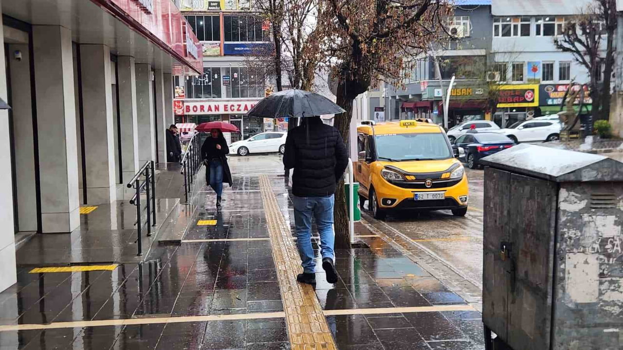 TUNCELİ’DE ETKİLİ OLAN SAĞANAK YAĞIŞ GÜNLÜK HAYATI OLUMSUZ ETKİLEDİ.
