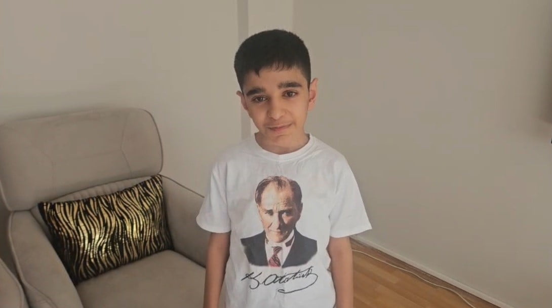 TUNCELİ’DE YAŞAYAN 12 YAŞINDAKİ OTİZMLİ ALİ İSMAİL KATIRCI, İSTİKLAL MARŞI’NIN 10 KITASINI EZBERE...