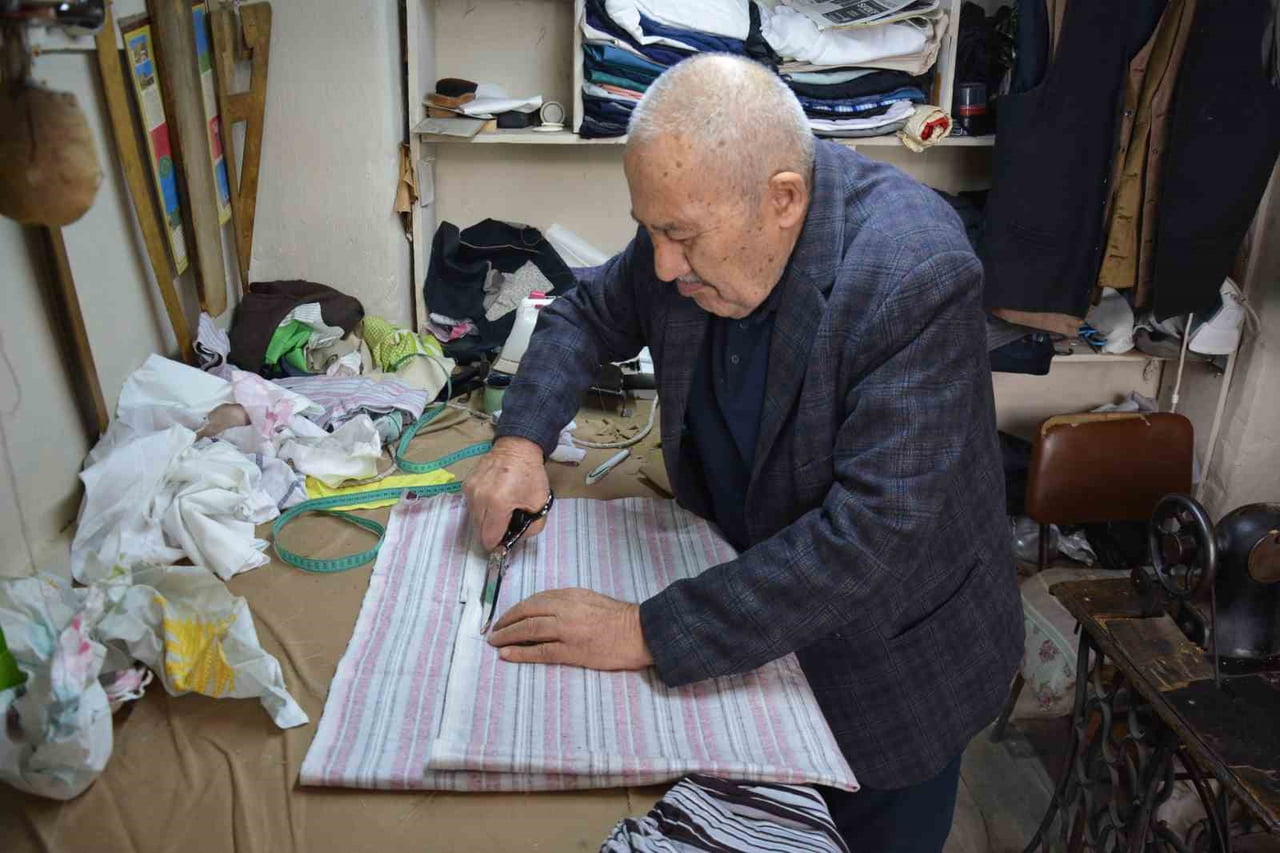 TÜRKİYE'DE ÖZELLİKLE 1960, 1970 VE 1980'LERİN SONUNA KADAR MODA OLAN BÖLÜNMÜŞ PİJAMA TAKIMLARI...