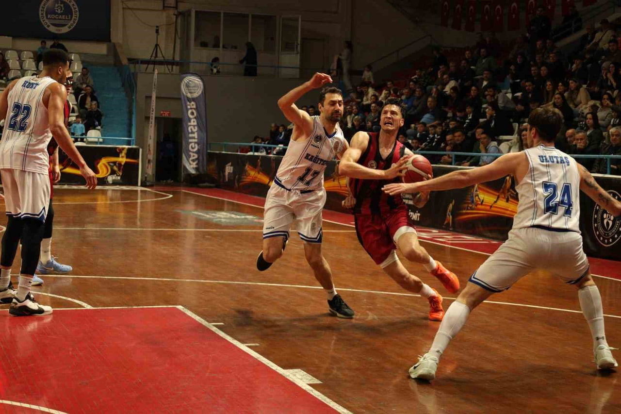 TÜRKİYE BASKETBOL LİGİ'NİN 30. HAFTASINDA KOCAELİ BÜYÜKŞEHİR BELEDİYE KAĞITSPOR KONUK ETTİĞİ...