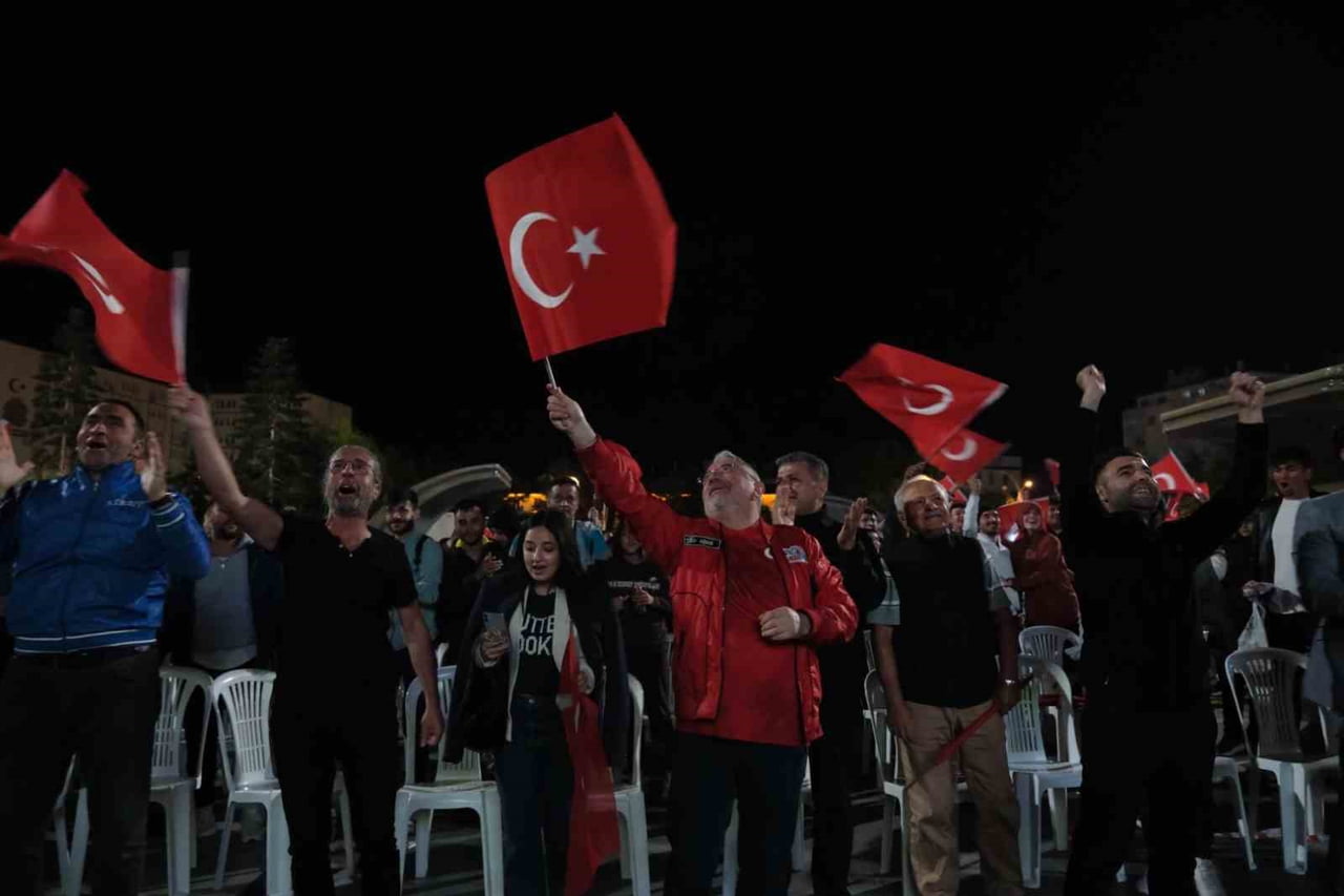 TÜRKİYE İLE KOSOVA ARASINDA OYNANACAK KRİTİK MAÇ DEV EKRANDA FUTBOLSEVERLERLE BULUŞACAK.