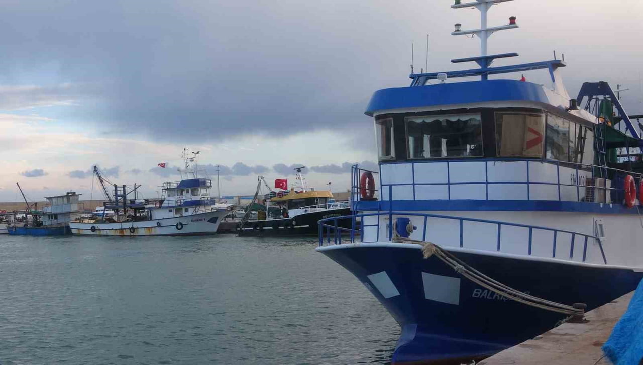 TÜRKİYE’NİN ÖNEMLİ LİMAN KENTLERİNDEN MERSİN’DE BALIKÇILIK SEZONUNUN SONUNA GELİNİRKEN, AKDENİZ’DE...
