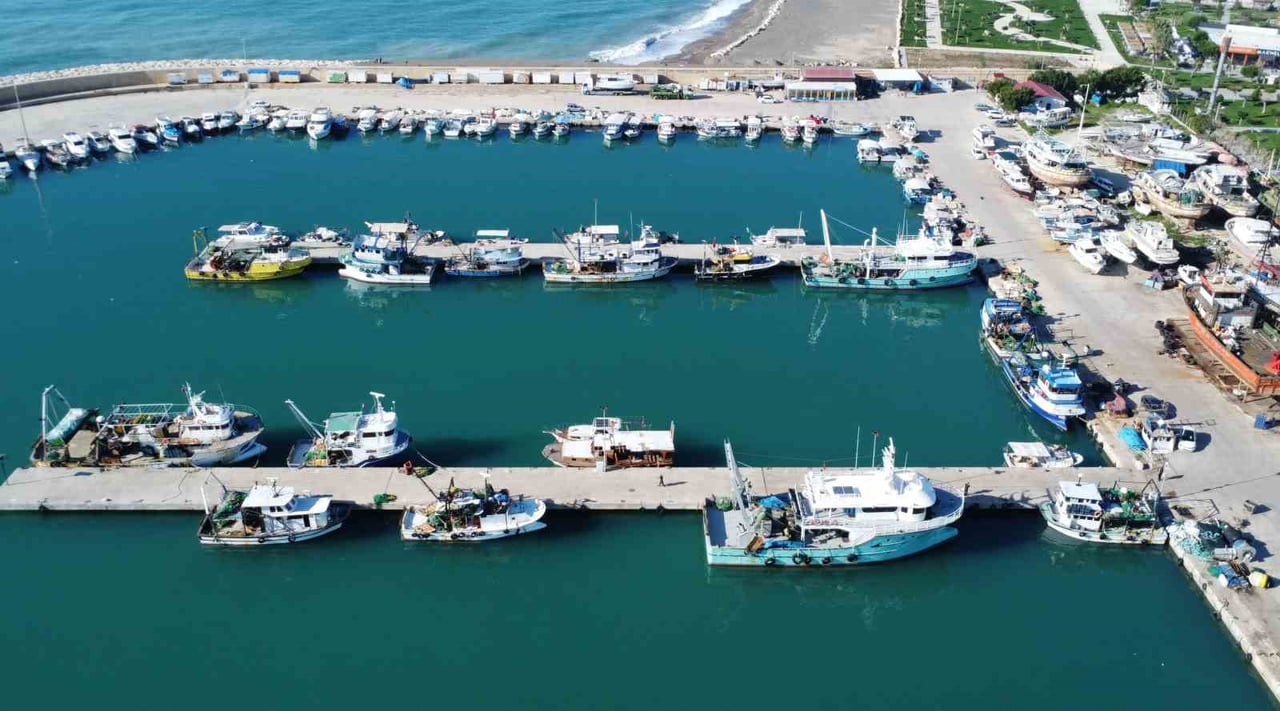 TÜRKİYE’NİN ÖNEMLİ LİMAN KENTLERİNDEN MERSİN’DE BALIKÇILIK SEZONUNUN SONUNA GELİNİRKEN, AKDENİZ’DE...